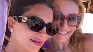 Η Τίνα Μεσσαροπούλου στην παραλία με την κολλητή της, Σταματίνα Τσιμτσιλή