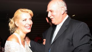 25 χρόνια πριν: Ελένη Μενεγάκη, Γιώργος Παπαδάκης και Ανδρέας Μικρούτσικος ποζάρουν αγκαλιά σε εξώφυλλο περιοδικού