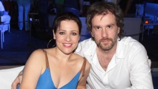 Η Μαριάννα Τουμασάτου νύφη στο πλευρό του Αλέξανδρου Σταύρου, με παρανυφάκι την τρίχρονη κορούλα τους