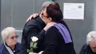 Συντετριμμένοι o Σταμάτης Φασουλής και η Μίρκα Παπακωνσταντίνου στην κηδεία της Άννας Παναγιωτοπούλου