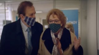 Ο Γιώργος Κωνσταντινου και η Μαρω Κοντού πρωταγωνιστούν στο σποτ για το εμβόλιο του κορονοϊού!