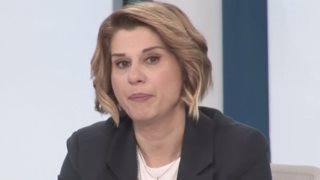 Συγκινημένη η Αμαλία Κάτζου στον αέρα του Action για τα Τέμπη: &quot;Ας σκύψουμε το κεφάλι και ας είμαστε δίπλα σε αυτούς τους γονείς&quot;