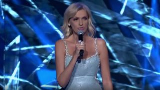 J2US | Η αφιέρωση όλο νόημα της Σάσας Σταμάτη - Ρεσιτάλ ερμηνείας και ατάκας στο δεύτερο live