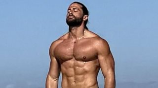 Eye Candy | Ο Κωνσταντίνος Βασαλος ποζάρει με μαγιό και εμείς μετράμε κοιλιακούς