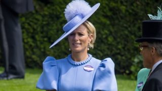 Οι royals φορούν σορτσάκια: Η διαφορετική εμφάνιση της Ζάρα Τίνταλ με denim σορτς και πουκάμισο