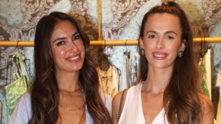 Άννα &amp; Τέα Πρέλεβιτς ποζάρουν με την κούκλα μητέρα τους, Νεβένα Μαριάνοβιτς στις διακοπές τους