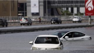 Ντουμπάι: Βροχή ενός ολόκληρου χρόνου έπεσε σε 12 ώρες - "Ήταν πρωτόγνωρο αυτό που συνέβη" λένε Έλληνες κάτοικοι