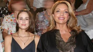 Η Άντζελα Γκερέκου με την κόρη της στο Ηρώδειο | Με τα πέδιλα της σεζόν η Μαρία Βοσκοπούλου