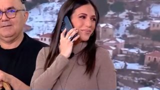 Το απρόσμενο τηλεφώνημα που δέχτηκε η Ανθή Βούλγαρη στον αέρα του &quot;Κοινωνία Ώρα Mega&quot;