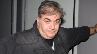 Ο Δημήτρης Σταρόβας επιστρέφει στο θέατρο λίγους μήνες μετά τη σοβαρή περιπέτεια υγείας του