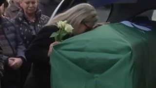 Έφτασε στη Λεωφόρο Αλεξάνδρας η σορός του Μίμη Δομάζου - Συντετριμμένη η κόρη του, Πόπη Δομάζου