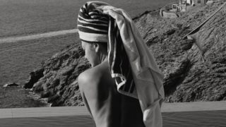 Η Κλέλια Ανδριολάτου ποζάρει topless και ρίχνει το Instagram