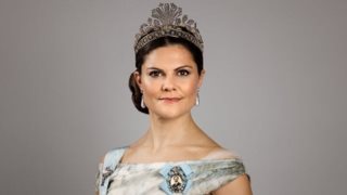 Royal velvet η πριγκίπισσα Βικτώρια: Η διάδοχος του θρόνου της Σουηδίας με βελούδινο ντραπέ φόρεμα σε επίσημη δεξίωση
