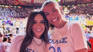 Μαριέττα Χρουσαλά και Καλομοίρα μαζί στο γήπεδο στον αγώνα της Εθνικής ομάδας