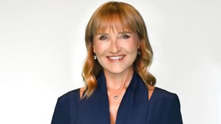 Η Μάρα Ζαχαρέα σε μια εμφάνιση που δεν περιμέναμε | Γιατί φόρεσε κράνος και φλούο γιλέκο;