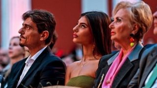 Δέσποινα Γιαννακοπούλου: Η κόρη του Δημήτρη Γιαννακόπουλου στο Ζάππειο με τον πατέρα της - Το πράσινο φόρεμα με τα cut outs
