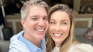 Μαριέττα Χρουσαλά &amp; Λέων Πατίτσας φωτογραφίζονται αγκαλιά στη λίμνη Ματζόρε