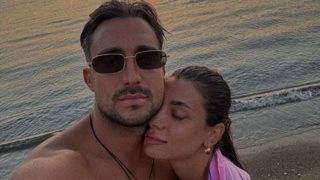 Σάκης Κατσούλης &amp; Μαριαλένα Ρουμελιώτη σε τρυφερά στιγμιότυπα με φόντο το ηλιοβασίλεμα