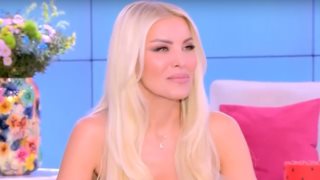 Κατερίνα Καινούργιου: "Όλες οι παρουσιάστριες έχουμε πρόσθετα μαλλιά, από τη Δανάη μέχρι και τη Φαίη"