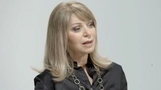 Η Έλλη Στάη πήγε στο θέατρο με τα εγγόνια της - Η εμφάνιση της cool και στιλάτης γιαγιάς