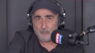 Λάκης Λαζόπουλος: "Αν σπουδάζεις και δεν έχεις τσίζμπεργκερ, βλέπεις έναν άντρα να χτυπάει μια γυναίκα και σε νοιάζει η καριέρα του"