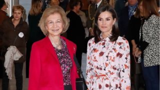 Η αμηχανία της Λετίσια: Ο Φελίπε αγκαζέ με τη μητέρα του βασίλισσα Σοφία, αγνοώντας τη σύζυγό του