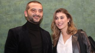 Η Χρύσα Μιχαλοπούλου στόλισε το χριστουγεννιάτικο δέντρο με τη βοήθεια του γιου της, Κίμωνα