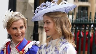 Λαίδη Λουίζ Γουίνδσορ: H επιτομή της νεανικής royal χάρης και κομψότητας με μακρυμάνικο φλοράλ φόρεμα