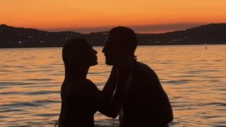 Τα παθιασμένα φιλιά της Μαριαλένας Ρουμελιώτη &amp; του Σάκη Κατσούλη με φόντο το ηλιοβασίλεμα