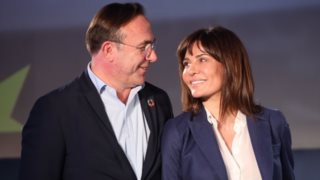 Η Δήμητρα Ματσούκα και ο Πέτρος Κόκκαλης σε αμμουδιά της Ινδίας | Με παραδοσιακή φορεσιά η ηθοποιός