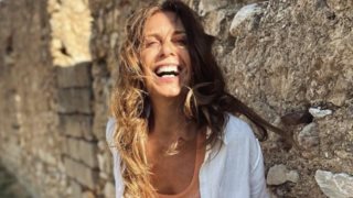 Η Κατερίνα Διδασκάλου ποζάρει με την κούκλα κόρη της, Φλώρα