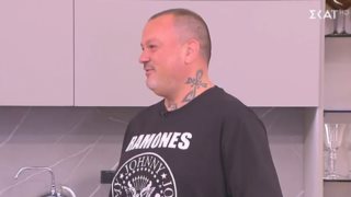 Δημήτρης Σκαρμούτσος: &quot;Θεωρώ ότι είμαι άσχημος. Είμαι καραφλός, είμαι χοντρός, έχω πεταχτά αυτιά, έχω τατουάζ. Δεν έχω κάτι ωραίο&quot;