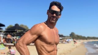 Ο Γιάννης Σπαλιάρας ποζάρει με τη σύντροφό του στις διακοπές τους