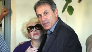 O Γιώργος Νταλάρας αποχαιρετά την Καίτη Γκρέυ