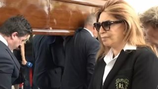 "Λύγισε" η Μιμή Ντενίση στο τελευταίο αντίο στον Γιάννη Φέρτη