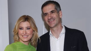 Η Σία Κοσιώνη φωτογραφίζει τον Κώστα Μπακογιάννη στις διακοπές τους