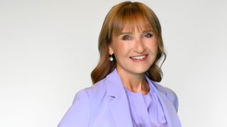 Το ασημί metallic σύνολο της Μάρας Ζαχαρέα ως καλεσμένη σε φθινοπωρινή βάφτιση