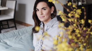 Η Όλγα Κεφαλογιάννη με μεταξωτό top και midi φούστα στην εκδήλωση του υπουργείου Τουρισμού και του ΕΟΤ