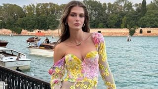 Η Αμαλία Κωστοπούλου αγκαλιά με τον σύντροφό της στη Σαρδηνία