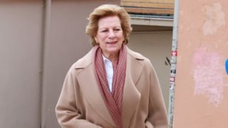 Η Άννα Μαρία με beige παλτό και designer bag στην πρόβα γάμου της Χρυσής Βαρδινογιάννη και του Νικόλαου Ντε Γκρες