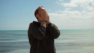 Η στιγμή που ο James Καφετζής ενημερώνεται ότι ο πατέρας του ναυάγησε - Αποχωρεί οικειοθελώς;