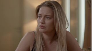 Η Ντόρα Μακρυγιάννη ποζάρει αγκαλιά με τον πατέρα της