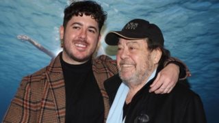 Ο Μιχαήλ Βαρθακούρης φωτογραφίζει τον Γιάννη Πάριο στο πιάνο του - Η σπάνια φωτογραφία