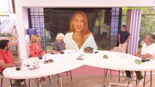 Η Σίσσυ Χρηστίδου εμφανίστηκε στο "Χαμογέλα και πάλι" με τις πιτζάμες από το σπίτι της &amp; άφησε άφωνους τους συνεργάτες της - Η κατάσταση της υγείας της