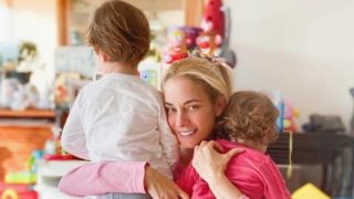 Συγκινημένη η Δούκισσα Νομικού! Ο Σάββας Θεοδωρίδης πρώτη φορά σχολείο