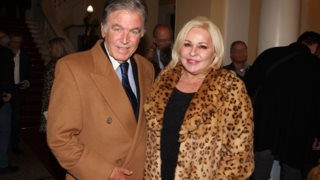 40 χρόνια πριν: Η Μπέσσυ Αργυράκη νύφη με τιάρα και νυφικό από οργάντζα