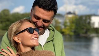 Η Τζένη Μπαλατσινού με τον 4χρονο γιο της στην κουζίνα | Η χριστουγεννιάτικη συνταγή που ετοίμασαν