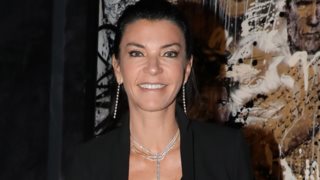 Η Μαρίνα Βερνίκου με καρό τουρμπάνι στο κεφάλι στο ταξίδι της στις Πυραμίδες