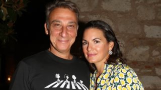 Η Όλγα Κεφαλογιάννη με λινό σύνολο στο πλευρό του Μίνωα Μάτσα