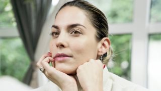 Η Μαντώ Γαστεράτου ποζάρει με μαγιό λίγο πριν γεννήσει το τρίτο της παιδί